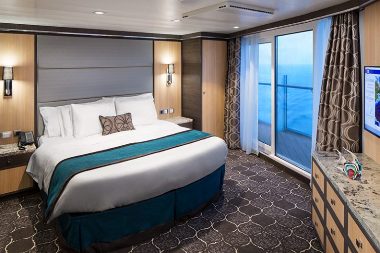AquaTheater Suite w/Balcony Cat. A3 - Bedroom - Room #11330 Deck 11 Aft Portside
Harmony of the Seas - Royal Caribbean International