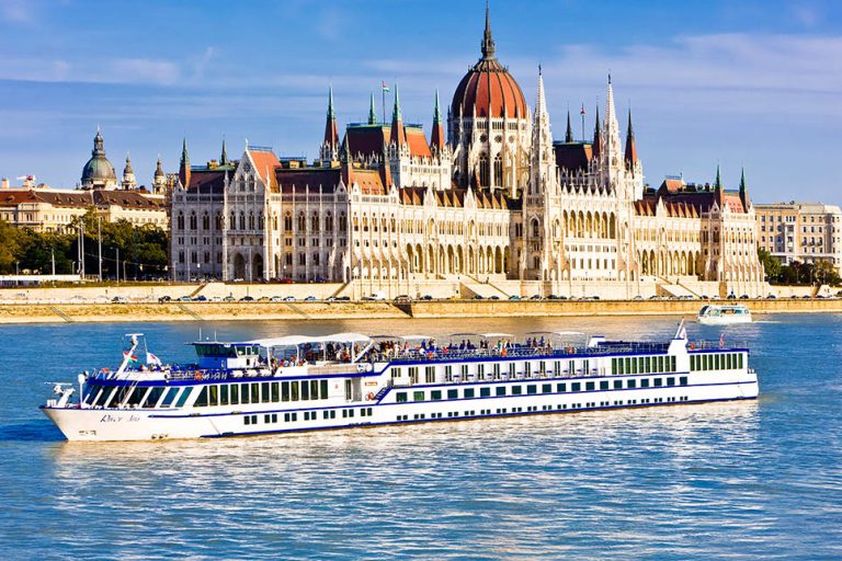 D7W0JR Cruise ship passing the Parliament on the Danube, Budapest, Hungary